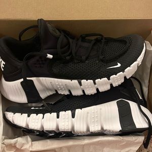 Nike Free Metcon 4 Tennis Shoes Size 8 in Black